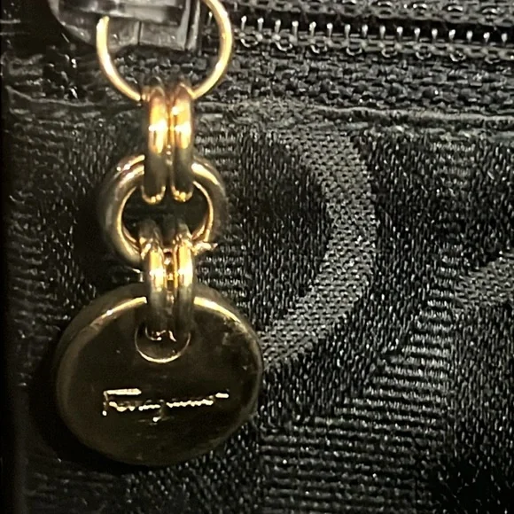 Salvatore Ferragamo Gancini wood logo shoulder bag. Black leather with wood logo - Picture 16 of 17